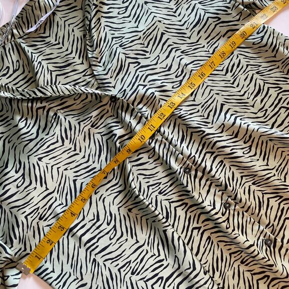 Zara Tiger Print Top Women's Medium Pale Green Black Animal Silky Button Blouse - Picture 6 of 7